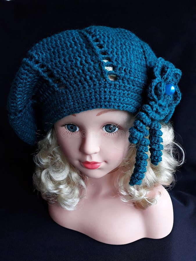 Handmade шляпа зимы дам вязания крючком стоковое изображение